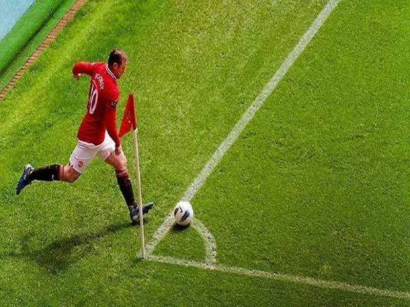 Yếu tố thời tiết và điều kiện sân cỏ ảnh hưởng đến phạt góc